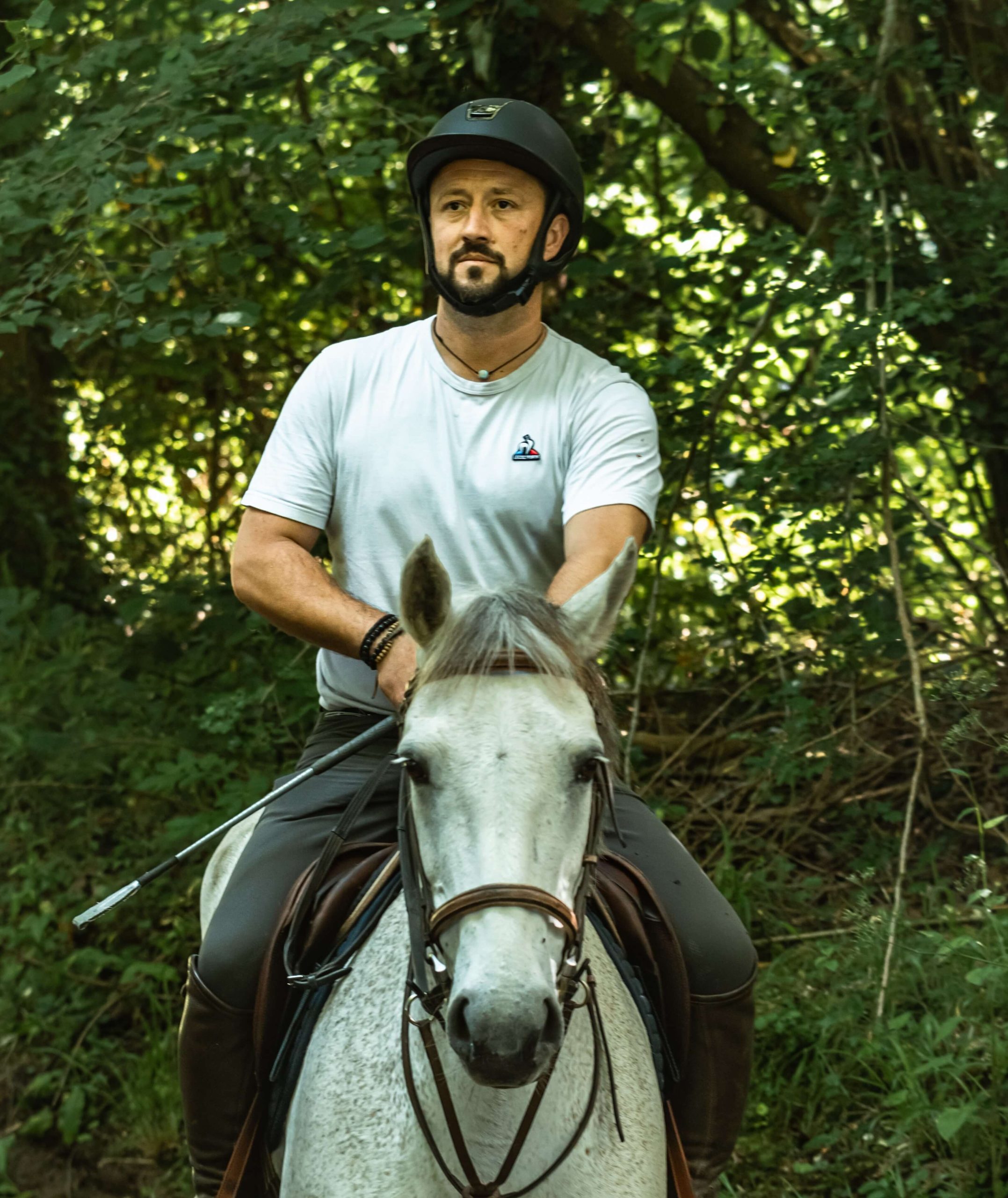 Cavalier à cheval en extérieur dans les chemins du Brévedent.