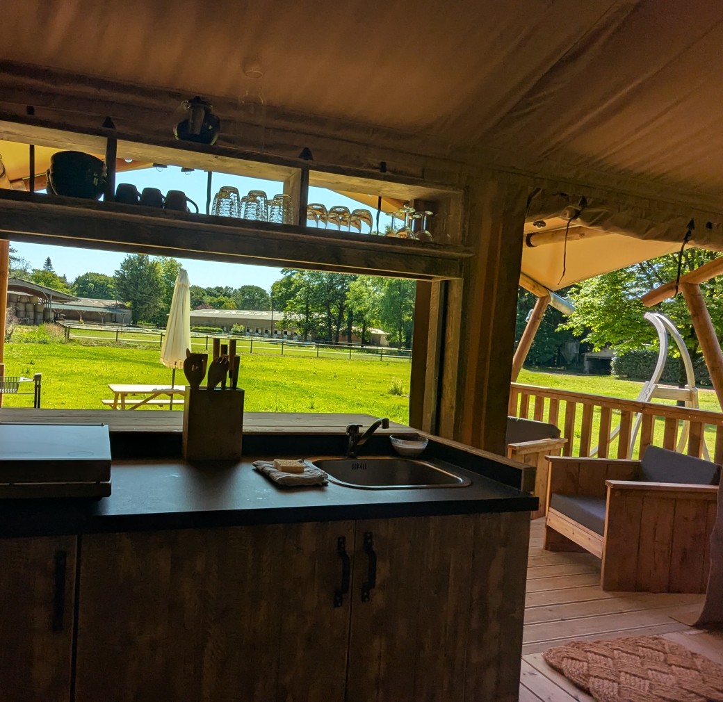 Intérieur d’un chalet Natur&Lodge avec vue sur les chevaux au centre équestre du Brévedent près de Lisieux.