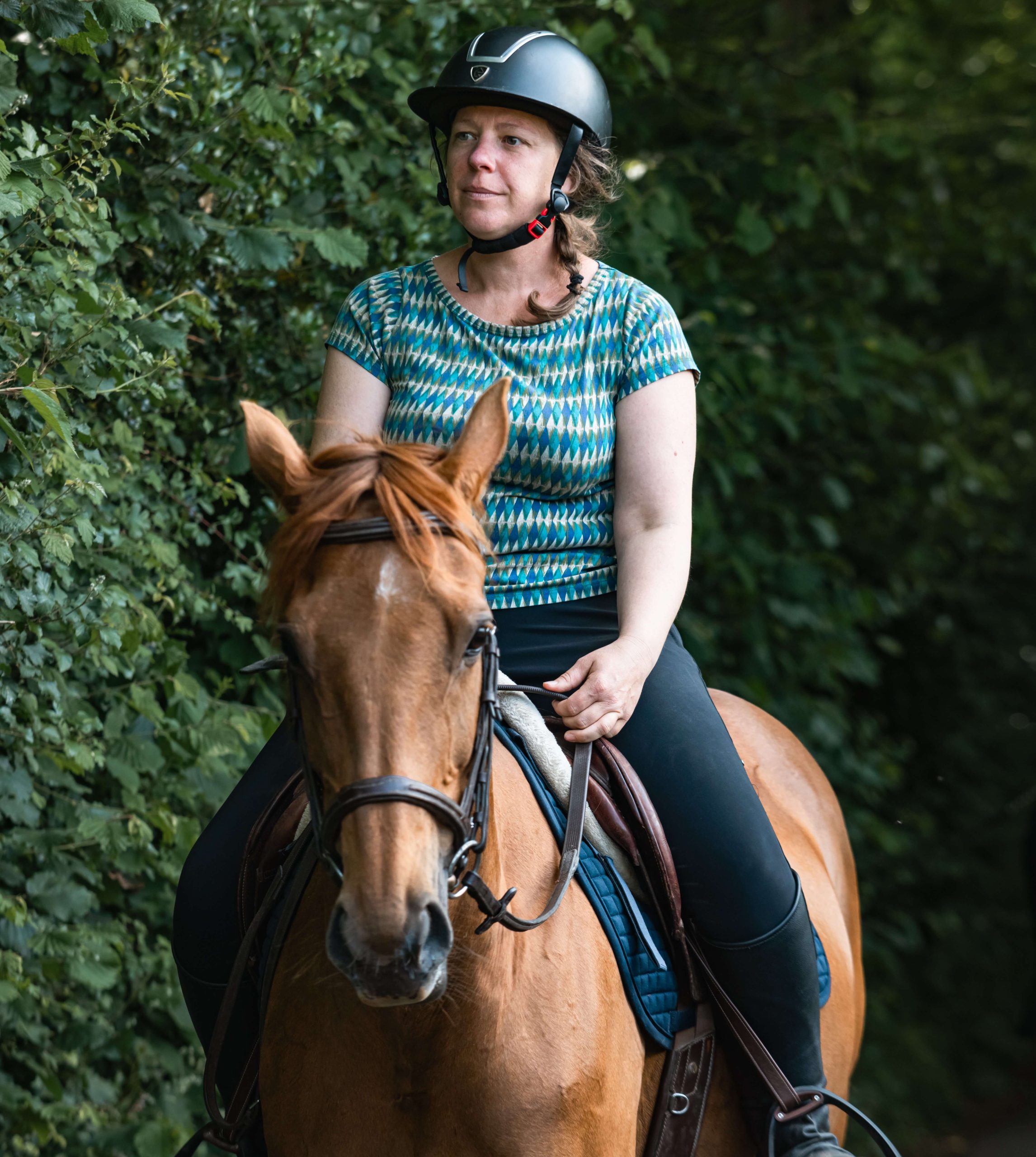 Cavalière en promenade dans la nature du Pays d’Auge.