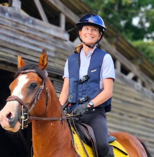 Cavalière en activité devant les installations équestres du Brévedent.