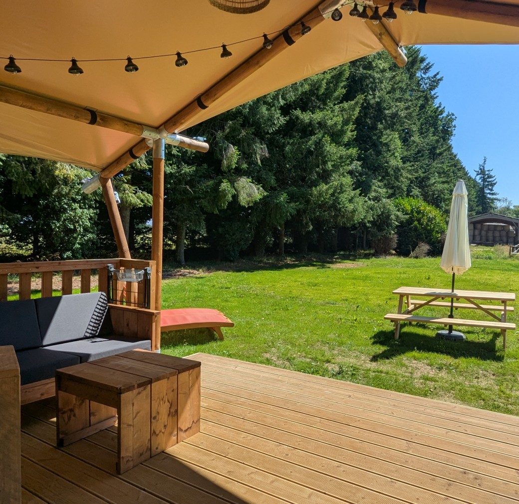 Terrasse Natur&Lodge au centre équestre du Brévedent près de Blangy-le-Château dans le Calvados.