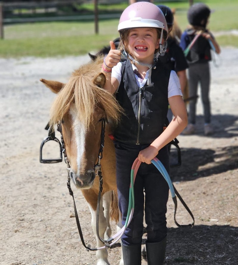 Enfant participant à une activité poney lors d’un stage au poney club du Brévedent, dans le Calvados.