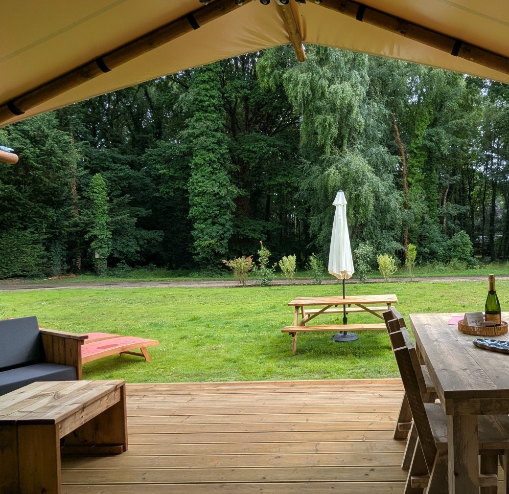 Terrasse d’un chalet Natur&Lodge au centre équestre du Brévedent près de Pont-l’Évêque dans le Calvados.
